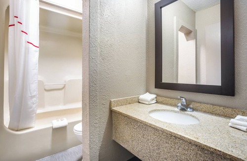 Windsor Forest Hotel | Red Roof Inn Savannah - Southside/Midtown