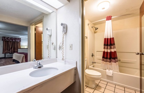 Clinton Hotel | Red Roof Inn & Suites Clinton, TN