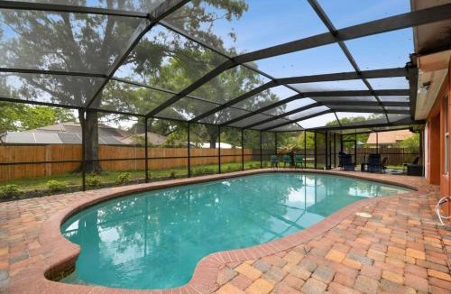 Temple Terrace House | Red Royalty Pool, King Bed, Yard