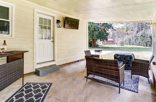 Concord House | Reduced Pricing - Cute & Cozy Cottage - Just 10 mins. from Downtown Concord - Pets Ok - Large Yard