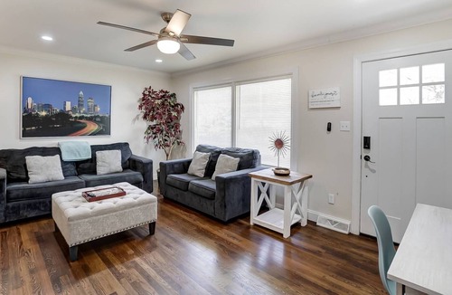 Charlotte House | Reduced Pricing - Southend Hipsters Hideout - Just 5 min to Breweries & Restaurants - BBQ - Pets OK
