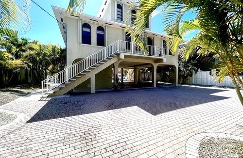 Summerland Key House | REEL ESCAPE - 4 Bedroom/2 Bathroom w/Pool, Boat Dock & Sleeps 8!