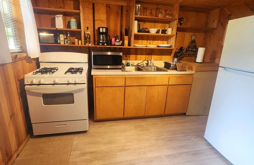 Coalmont Cabin | Reel Simple LAKEFRONT Cabin has kayaks for guests to enjoy on the lake!