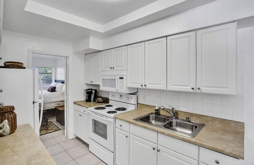 Victoria Park Apartment | Refined Escape - Quaint Victoria Park Apartment