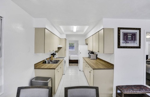 Victoria Park Apartment | Refined Escape - Quaint Victoria Park Apartment
