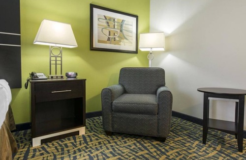 Savannah House | Relax and Recharge! 3 Comfortable Units w/ Free Parking! Onsite Pool