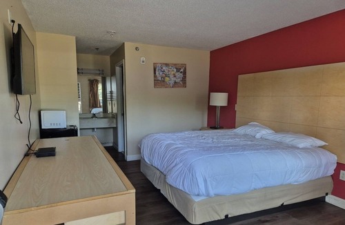 Chickamauga Hotel | Relax in a Clean King Room Near Historical Chickamauga Sites