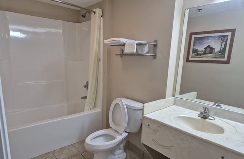 Chickamauga Hotel | Relax in a Clean King Room Near Historical Chickamauga Sites