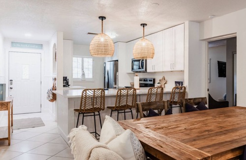 Crystal Beach House | Relax in a Coastal Retreat! Spa, Firepit, Kayaks, Paddleboard & Steps to Gulf – Crystal Beach Escape