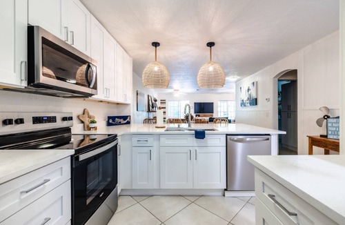 Crystal Beach House | Relax in a Coastal Retreat! Spa, Firepit, Kayaks, Paddleboard & Steps to Gulf – Crystal Beach Escape
