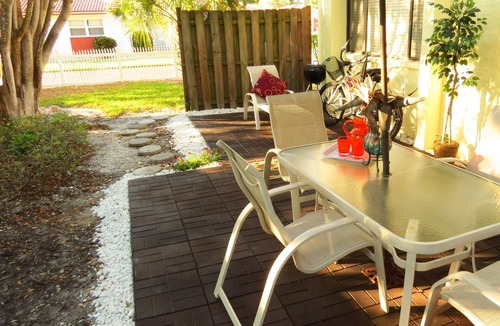 Siesta Key Apartment | Relax in comfort at Sea Winds! Great 1 bedroom unit. Only a short walk to the beach! 2 WEEK MINIMUM