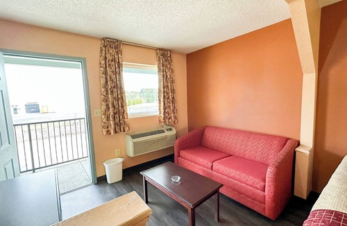 Mount Berry Hotel | Relax in Spacious Queen Room Near Intramural Fields + Private Parking Included