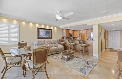 Park Shore Condo | Relax in this tropical decorated condo - CL1103