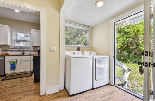 Springfield House | Relax on the Porch near Jacksonville Jaguar Stadium