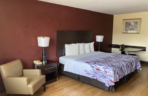 Cleveland Hotel | Relax & Unwind in King Room – Family-Friendly Space Near Attractions