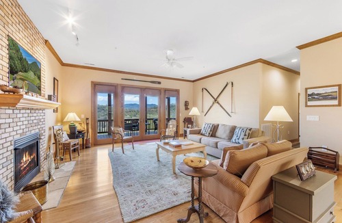 Whittier Condo | Relaxed Retreat with Premiere Location and Views, Only 6 Steps to Get In, Garage