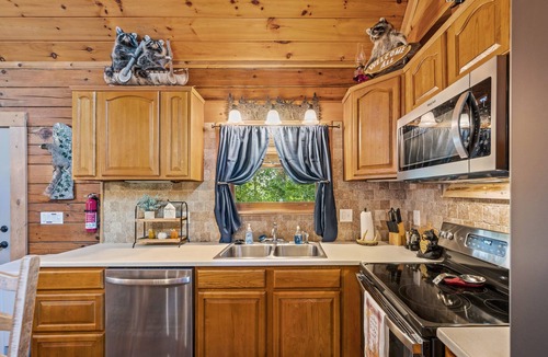 Sevierville Cabin | *Relaxing 2BDR Getaway! HOT TUB + Arcade + XBox*