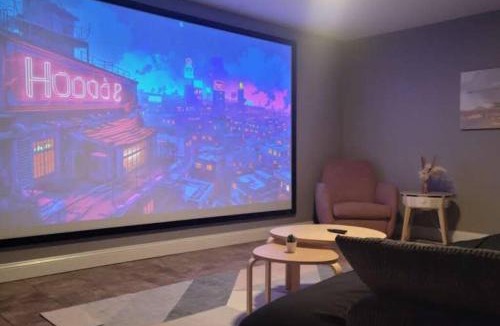 Jacksonville House | Relaxing 3-Bedroom With 150 Inch Projector & Pool Table