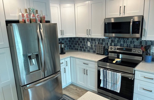 Caloosahatchee House | Relaxing 3 Br-2 Ba cottage on canal with heated pool & hot tub.