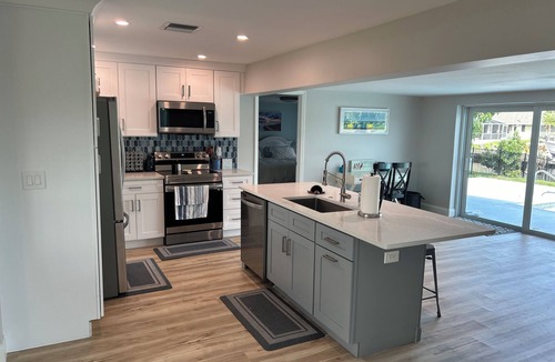 Caloosahatchee House | Relaxing 3 Br-2 Ba cottage on canal with heated pool & hot tub.