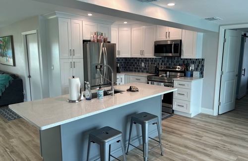 Caloosahatchee House | Relaxing 3 Br-2 Ba cottage on canal with heated pool & hot tub.