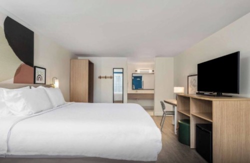 Hilton Head Island Hotel | Relaxing Beach Retreat! King Stay w/Free Breakfast & Outdoor Pool Access!