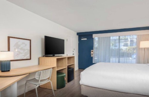 Hilton Head Island Hotel | Relaxing Beach Retreat! King Stay w/Free Breakfast & Outdoor Pool Access!