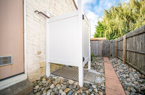 Southend House | Relaxing Beach House Close to Cove Beach. Pet Friendly. Now booking 2026.