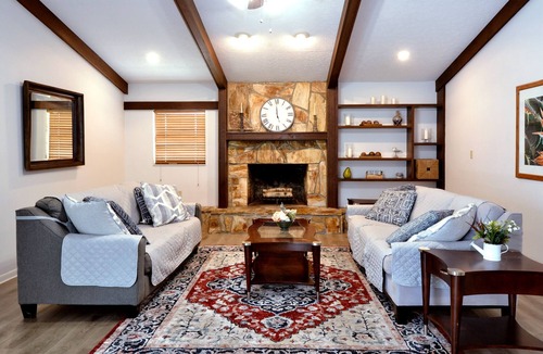 Fish Hawk Other | Relaxing Country Farmhouse with Hot Tub and Goats Sleeps 12