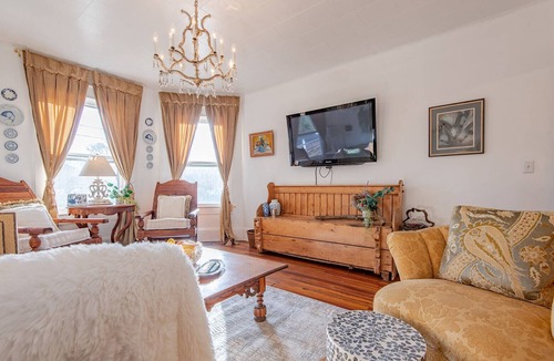 Burnsville House | Relaxing Farmhouse, pet friendly, walk to town