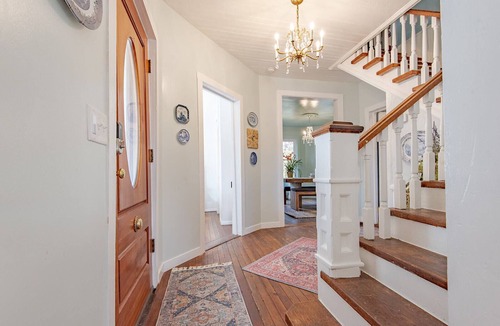 Burnsville House | Relaxing Farmhouse, pet friendly, walk to town