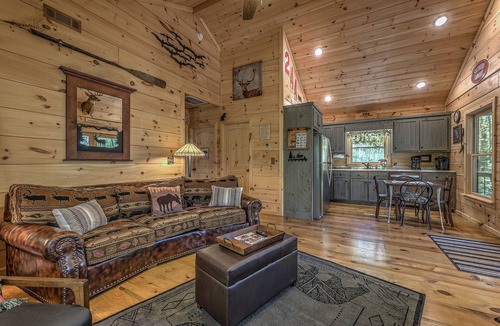 Cherry Log Cabin | Relaxing Getaway! Cozy Log Cabin, Hot Tub + Firepit