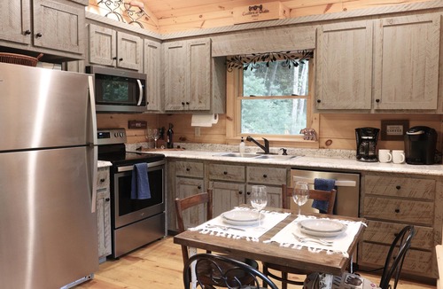 Cherry Log Cabin | Relaxing Getaway! Cozy Log Cabin, Hot Tub + Firepit