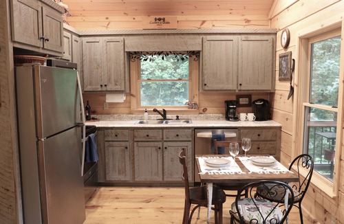 Cherry Log Cabin | Relaxing Getaway! Cozy Log Cabin, Hot Tub + Firepit