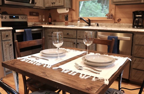 Cherry Log Cabin | Relaxing Getaway! Cozy Log Cabin, Hot Tub + Firepit