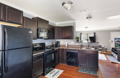 Paw Creek House | Relaxing Home Away from Home in the QC! - LaxStays