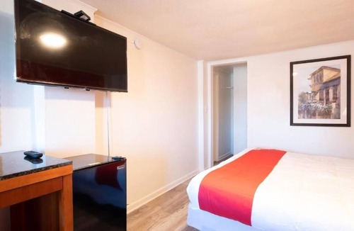 Jonesboro Hotel | Relaxing King Room w/Refrigerator + Microwave Near Local Attractions
