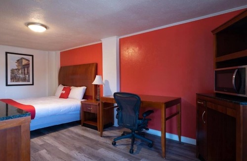 Jonesboro Hotel | Relaxing King Room w/Refrigerator + Microwave Near Local Attractions