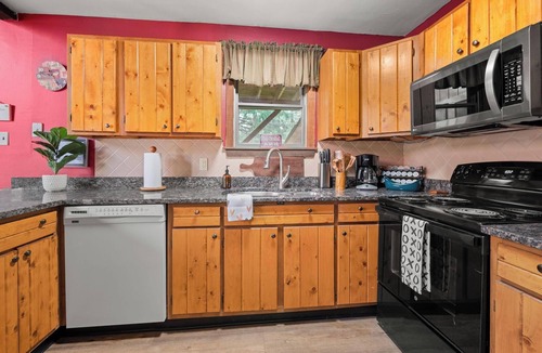 Blakeslee House | ‼️Relaxing Pocono Stay Near Lake w/Hot Tub & BBQ