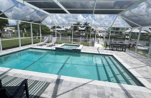 Apollo Beach House | Relaxing Retreat Apollo Beach l Waterfront I Pool l Spa l Dock I Firepit
