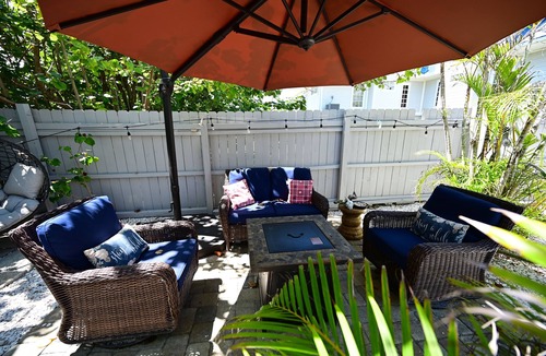 Sanibel Hotel | Relaxing room in 8 unit Inn in beautiful Sanibel with bikes, beach gear & more