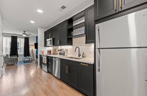 North Hyde Park Apartment | Relaxing Studio | Pool & Gym | Central!