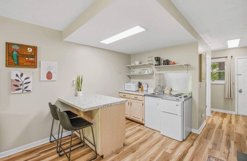 Baneberry House | Relaxing Studio, Sleeps 2, Near Golf & Douglas Lake