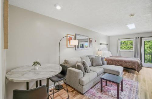 Baneberry House | Relaxing Studio Sleeps 4 Near Golf & Douglas Lake