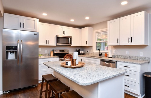Taylors House | Relaxing White House, Cozy Back Porch, 15 minutes to Downtown