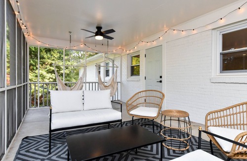 Taylors House | Relaxing White House, Cozy Back Porch, 15 minutes to Downtown