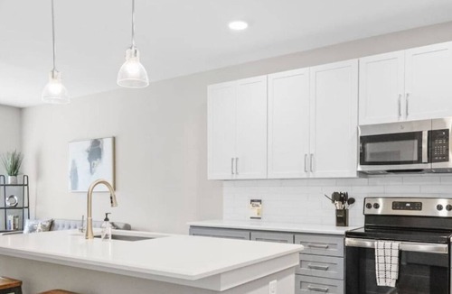 Paw Creek Apartment | Reluxme | Chic 1BR Near Mall & Airport