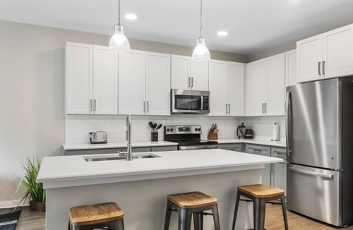 Paw Creek Apartment | Reluxme | Chic 1BR Near Mall & Airport