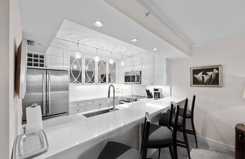 Park Shore Condo | Remodeled 2 bedroom Beachfront condo with wet bar