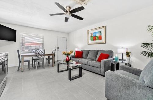 Madeira Beach Apartment | Remodeled Condo, 1 Block to Beach Access, Walkable to Restaurants! Fall Promo for Mondays & Thursdays!